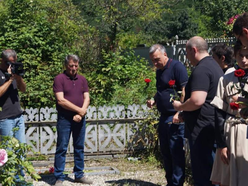 ცაგერის მუნიციპალიტეტის სოფელ ჩხუტელში ომის გმირის ზურაბ ეფაძის საფლავი გვირგვინებით...